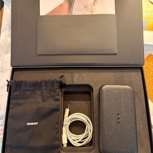 Courant Wireless Charging Station in Black